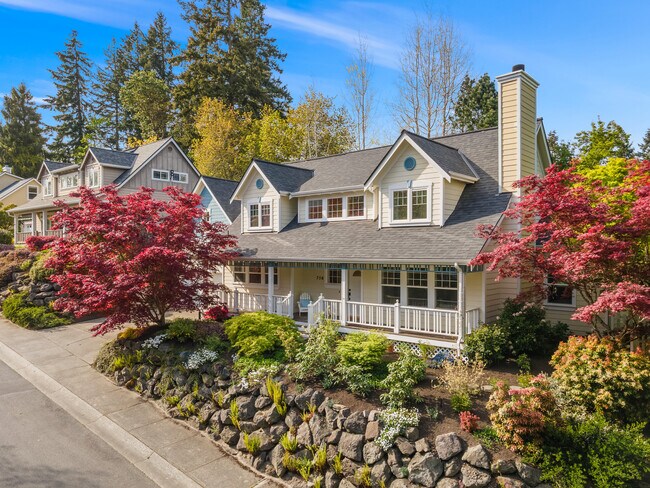 Building Photo - 756 NE Brookcliff Ln