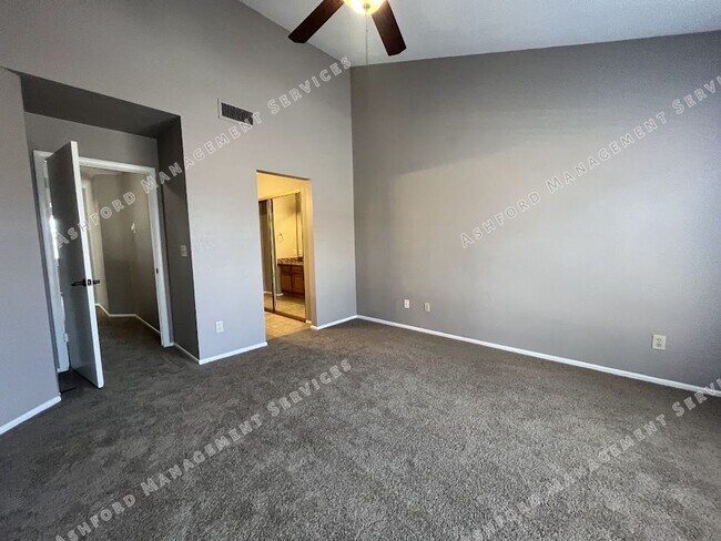 Building Photo - Charming 3 Bedroom, 2.5 Bath Home in North...