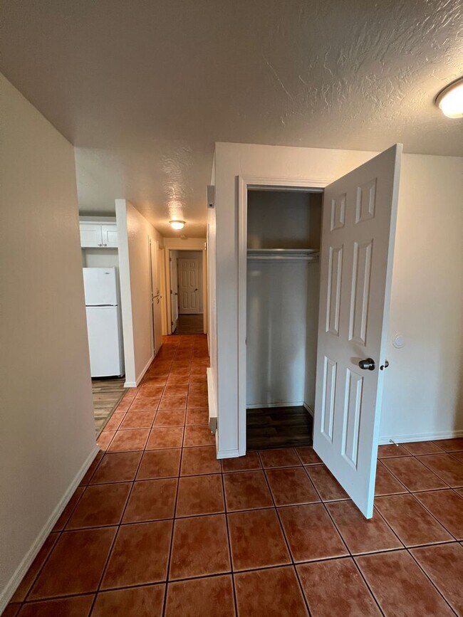 Building Photo - 2 Bedroom Condo in Lake Oswego