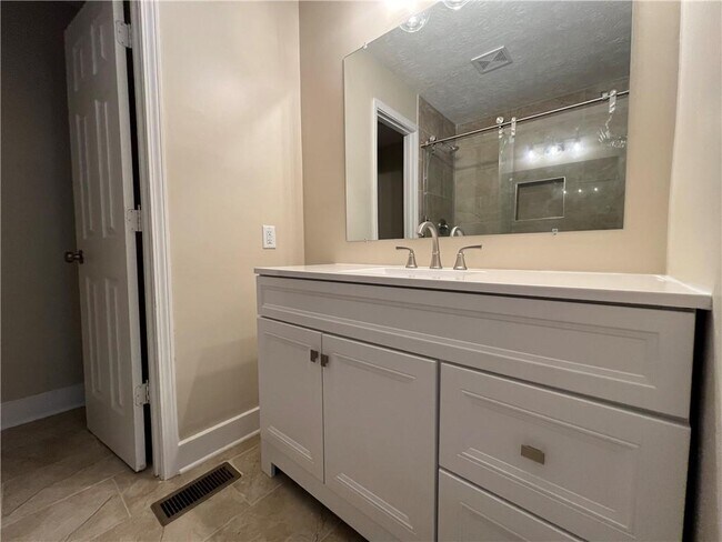 Building Photo - 550 Oglesby Bridge Rd SE