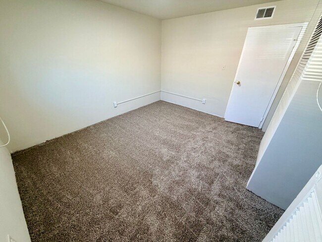 Building Photo - 1556 Alexandria Dr