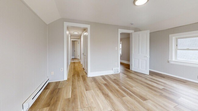 Building Photo - 1031 W.9th St.