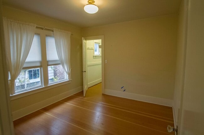 Building Photo - Beautiful Maple Leaf Home