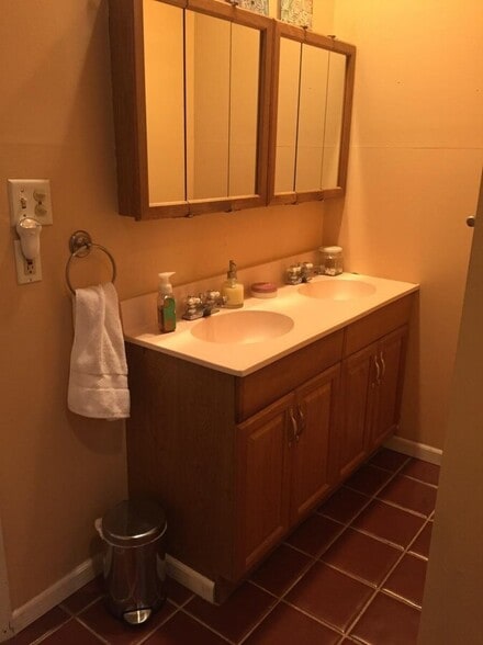 Building Photo - 417 Kelly Ave
