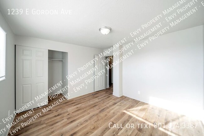 Building Photo - Cozy 2 Bed, 1 Bath Pet-Friendly Home with ...