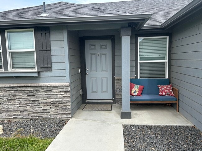 Building Photo - 3 bed, 2 bath Rambler, near Park Orchard. Fully fenced.