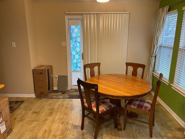 Building Photo - MAY PRE-LEASE!!!!  Adorable 3 Bedroom Home...