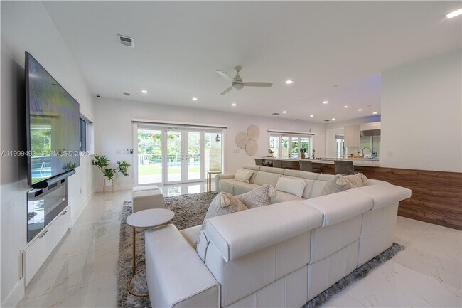 Building Photo - 7125 Los Pinos Blvd