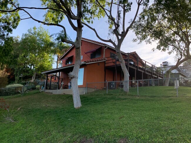 Building Photo - 1638 W Kilbourn St