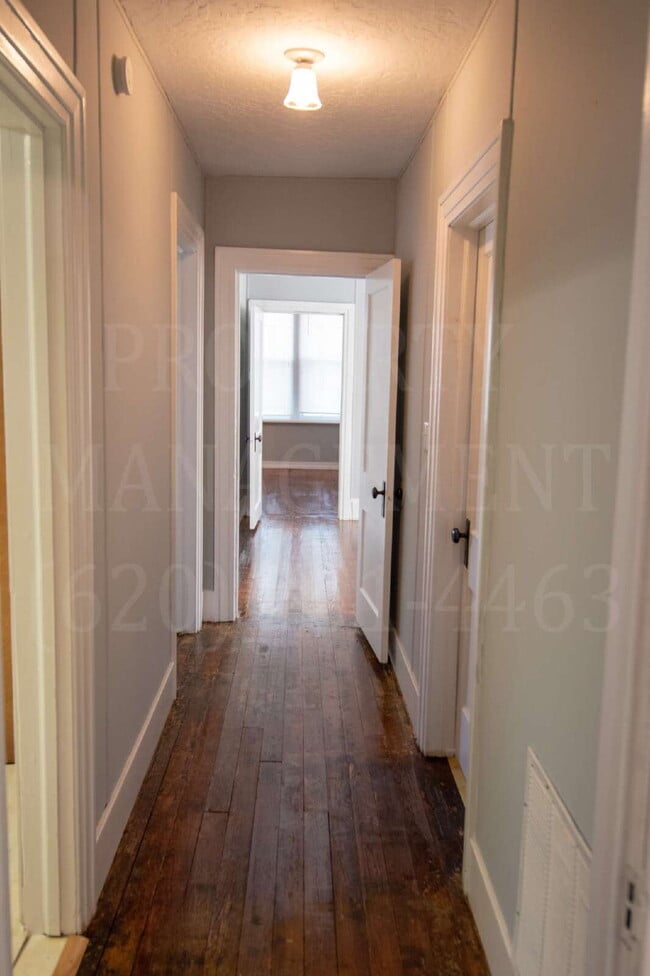 Building Photo - Charming 2-Bedroom Home
