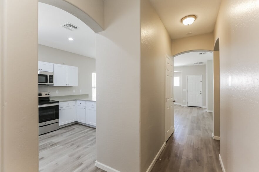 Building Photo - 8827 W Hess St