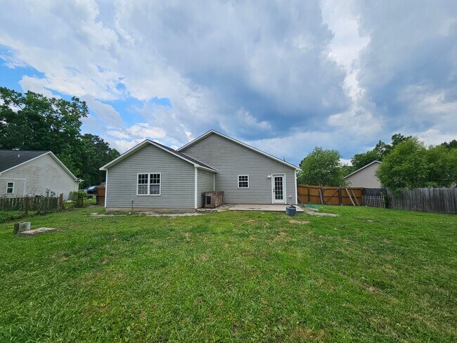 Building Photo - 3 Bed, .6 Acre Home In Chinquapin