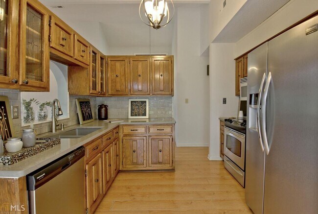 Building Photo - 203 Raintree Bend