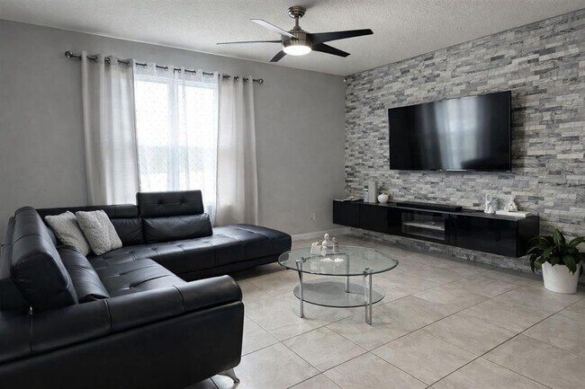 Building Photo - 417 Tanglewood Dr