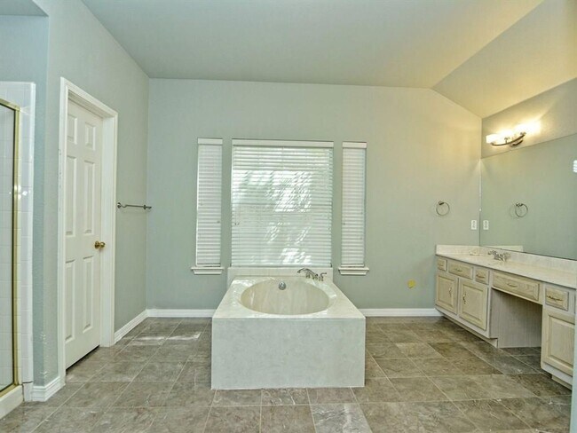 Building Photo - PRELEASING FOR BEGINNING OF JUNE! COME INTO YOUR OASIS!