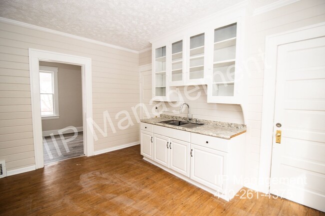 Building Photo - Stunning 2-Bedroom, 1-Bath Rental in Cleve...