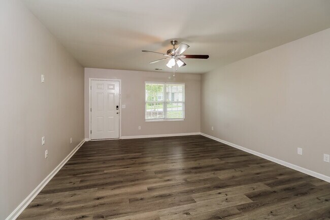 Building Photo - 137 Autumn Bluff Cir