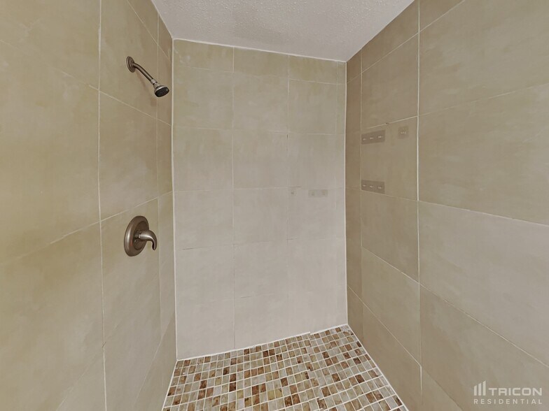 Building Photo - 7727 Mystic Point Ct W