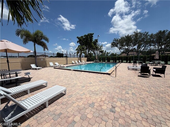 Building Photo - 5325 Summerlin Rd
