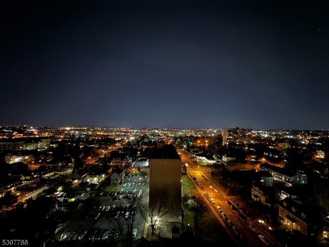 Building Photo - 285 Aycrigg Ave