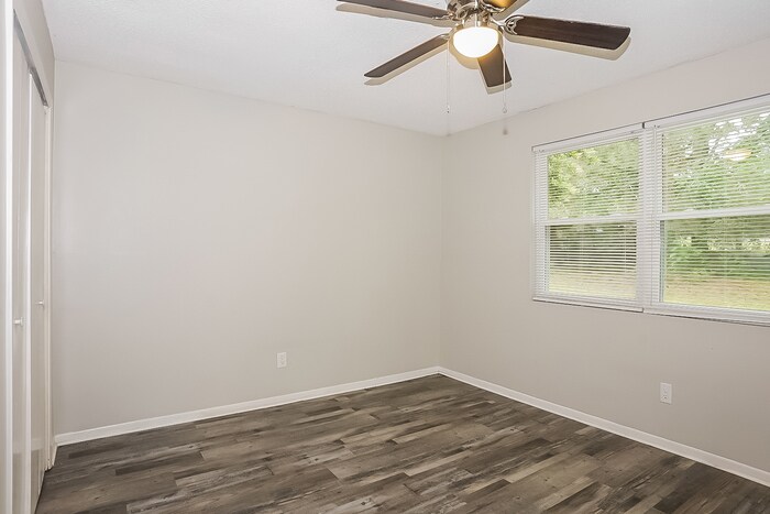Building Photo - 217 Pineview Dr
