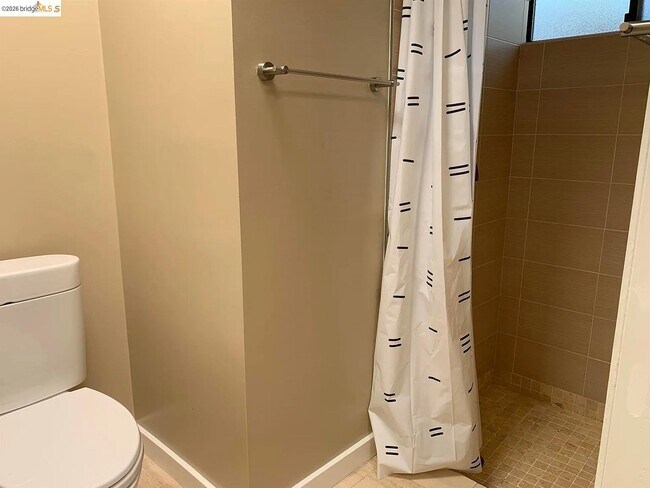 Building Photo - 5559 Greenridge Rd