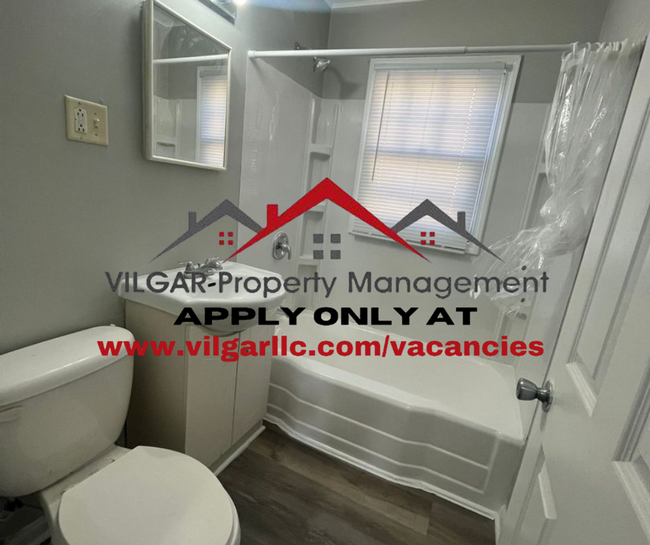 Building Photo - 2 comfortable bedrooms & 1 full bath house...