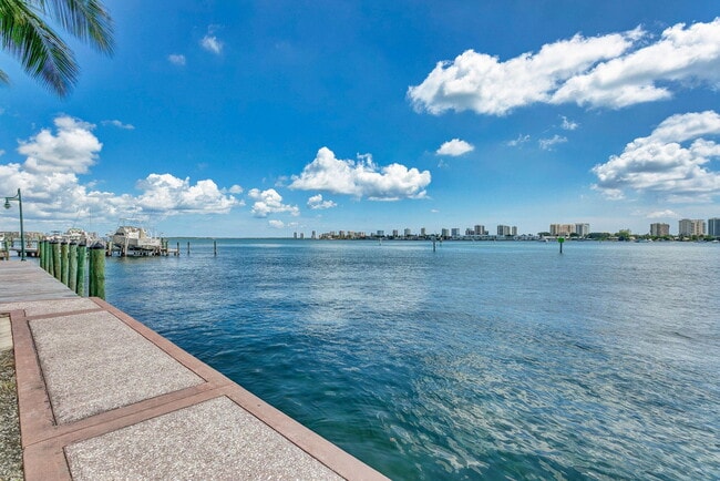 Building Photo - 2650 Lake Shore Dr