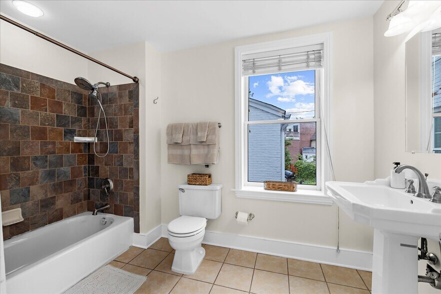 Building Photo - 656 Washington Blvd