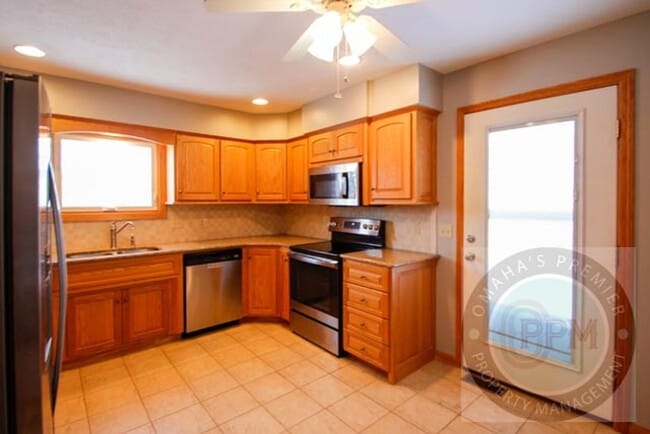 Building Photo - Spacious 3Bed/ 1Bath Home