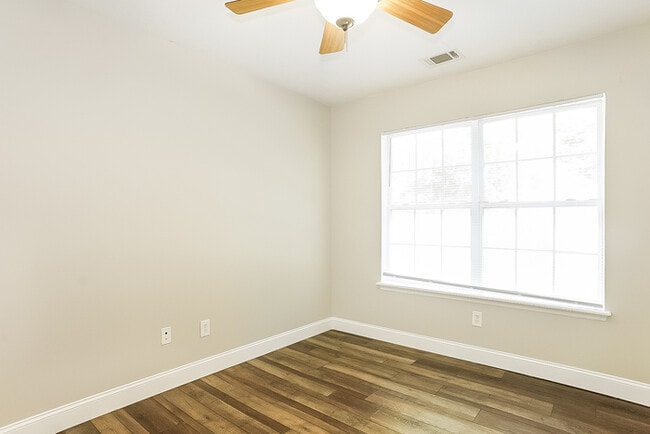 Building Photo - Spacious Five-Bedroom Home