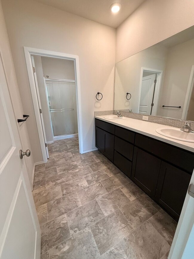 Building Photo - Newer single level 3 bed 2 bath home in NE Salem