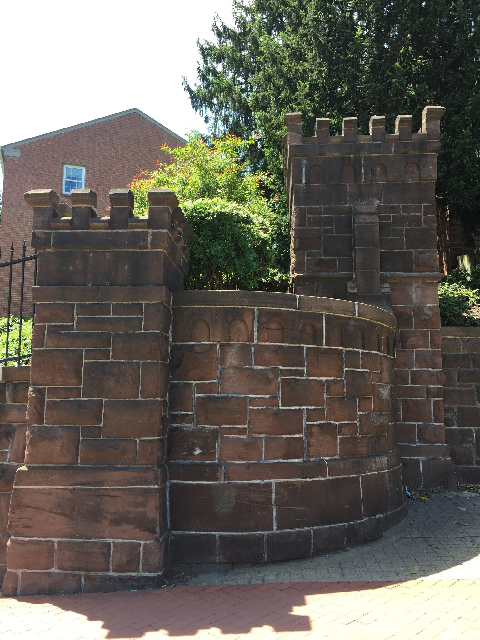 Gatehouse with 24 hour guard - 1660 Beekman Pl NW