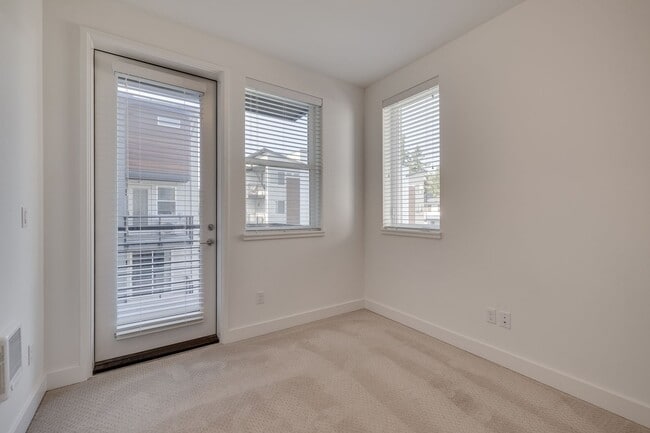 Building Photo - Modern Sammamish Townhome with Style, Spac...