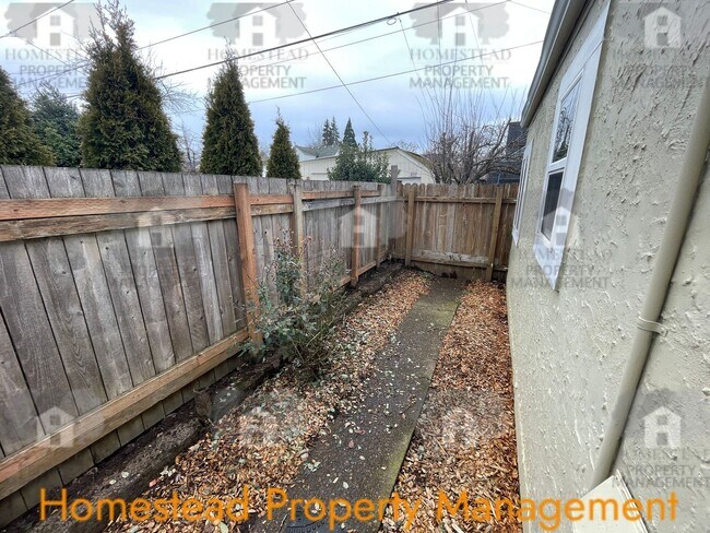 Building Photo - 660