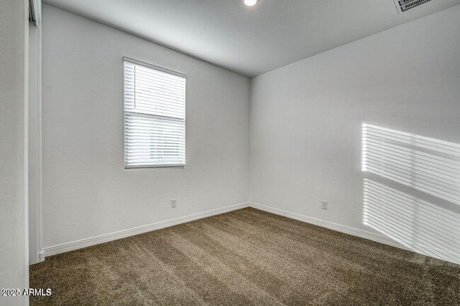 Building Photo - 9916 E Tillman Ave