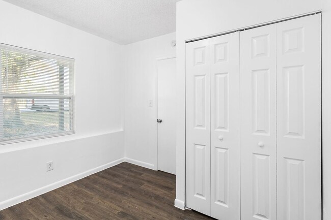 Building Photo - 3 bedroom 1 bathroom single family house!