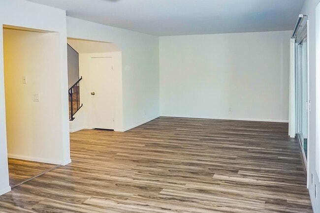Building Photo - AVAILABLE NOW! STUNNING 3BD/2.5BA TOWNHOUS...