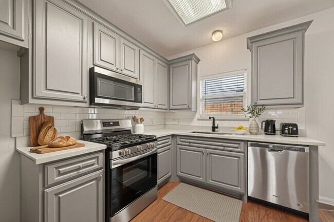 Building Photo - 218 Plaza Del Sol Park