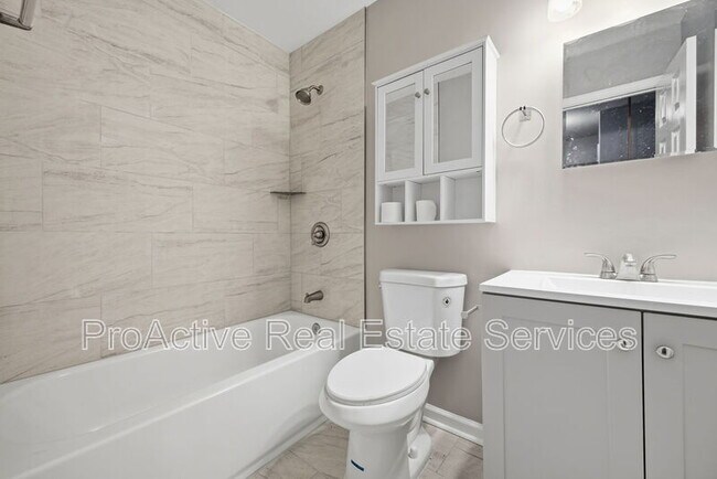 Building Photo - 815 Montrose Ct