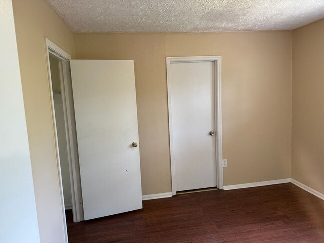 Building Photo - SELF TOURING AVAILABLE - Nice House with F...