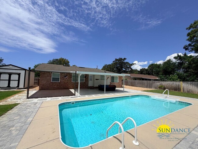 Building Photo - Beautiful 3-Bedroom Pool Home in Destin – Lawn & Pool Service Included!