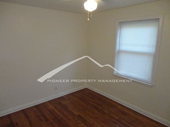 Building Photo - Updated 1/2 Duplex with Washer/Dryer and Fenced Yard