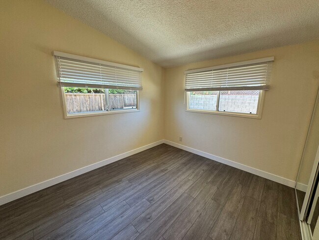 Building Photo - Inviting Simi Valley Home with Thoughtful Updates