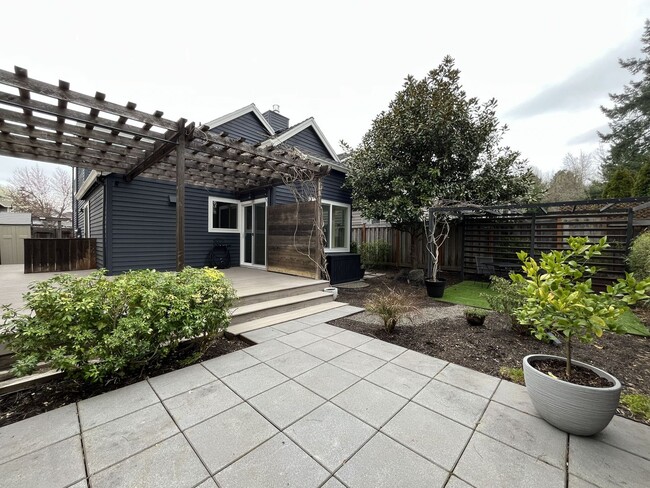 Building Photo - Stunning Lake Oswego Home with Outdoor Retreat, Vaulted Ceilings & Walk-In Closet