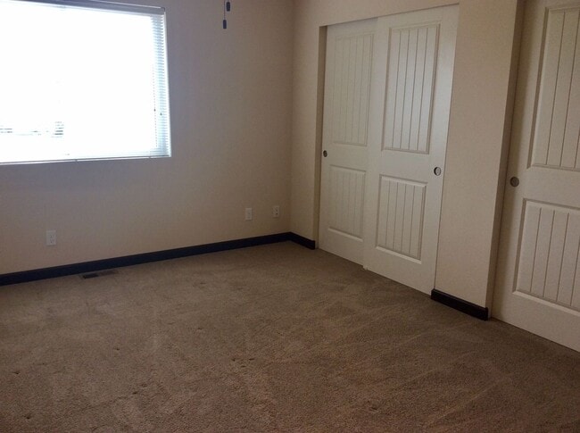 Building Photo - Beautiful, spacious townhouse for rent