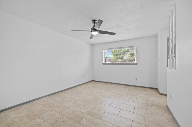 Building Photo - 13834 Oakwood Ln