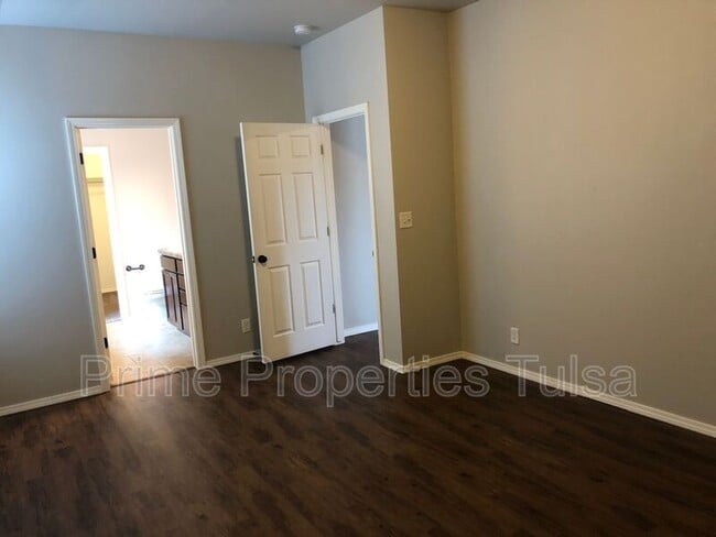 Building Photo - 14763 S Lakewood Ave