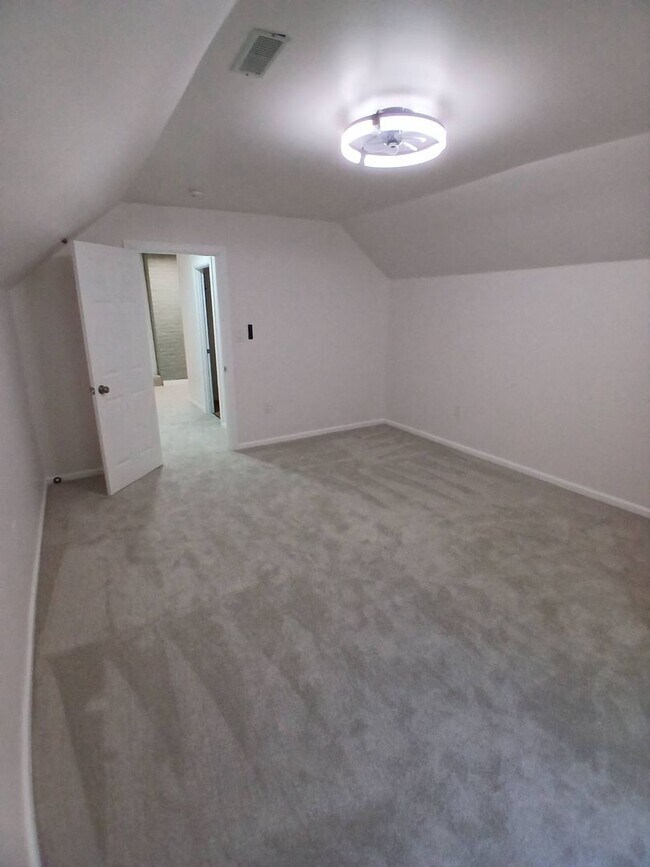 Building Photo - 6015 Hosmer Ave
