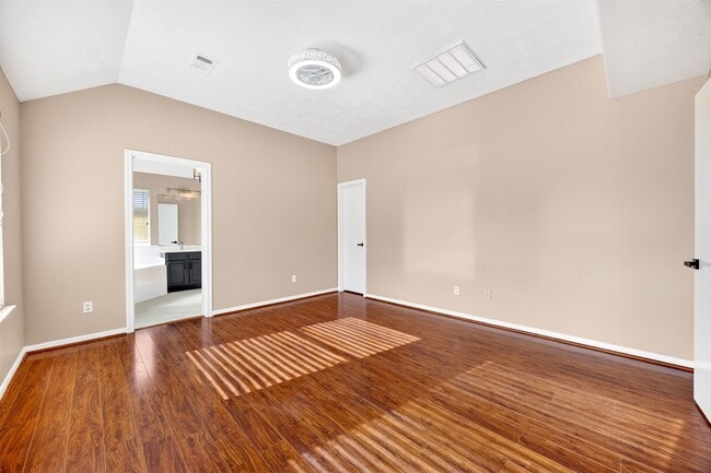 Building Photo - 15014 Middle Oaks Blvd